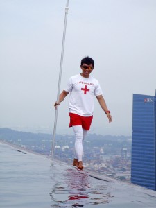 will he fall 57 floors down? No, thanks to the illusion of the edge, the lifeguard is not going to fall off!